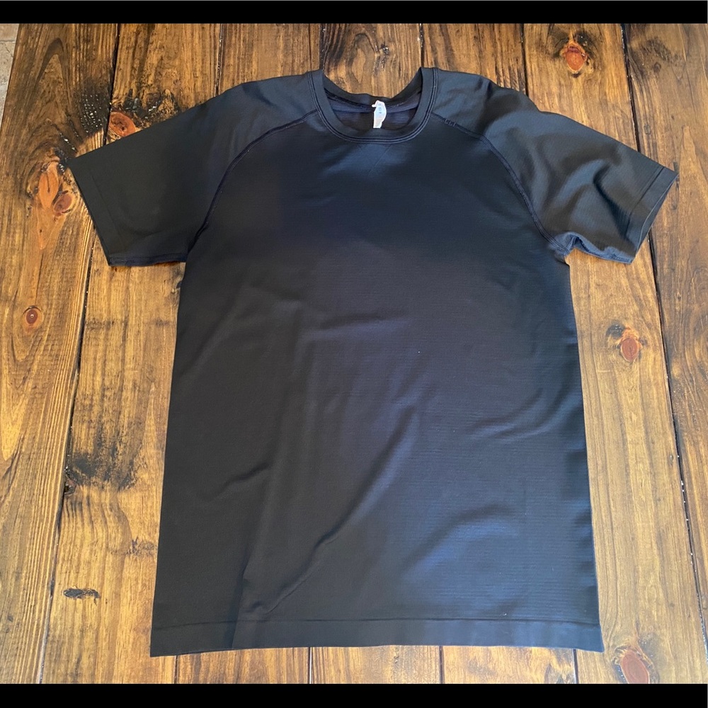 Black lululemon men’s tshirt